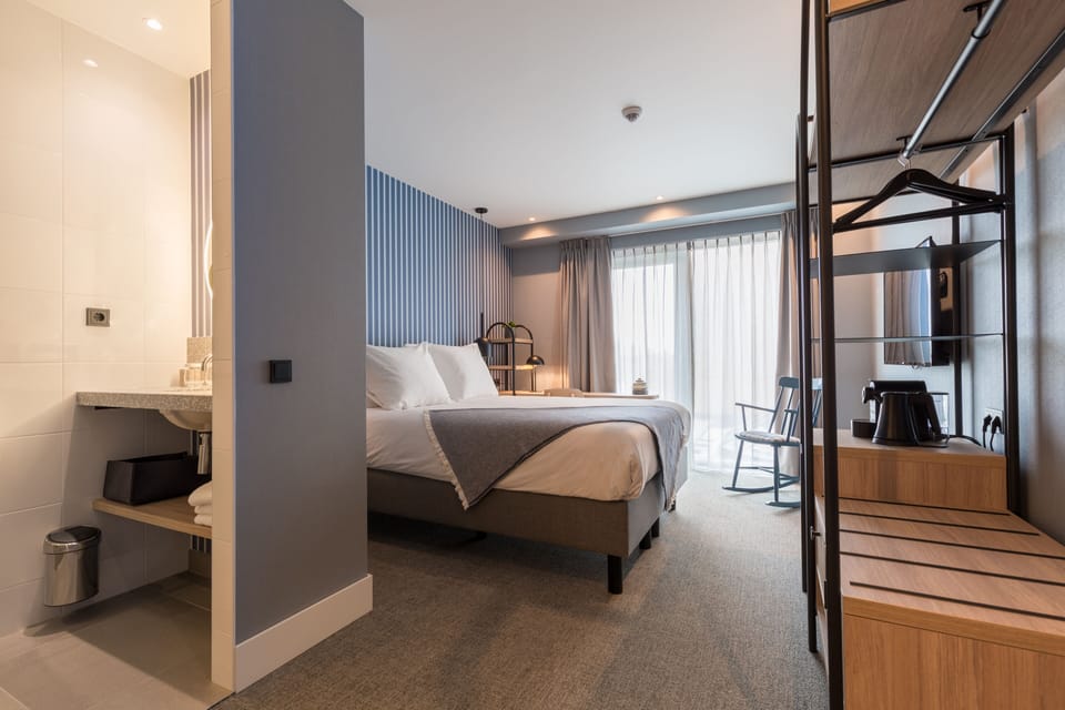 Business Double Room | In-room safe, iron/ironing board, cribs/infant beds, free WiFi