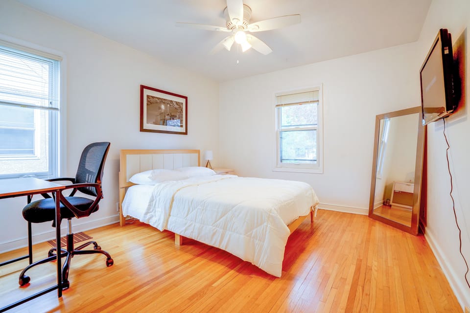 Bedroom | Queen Bed