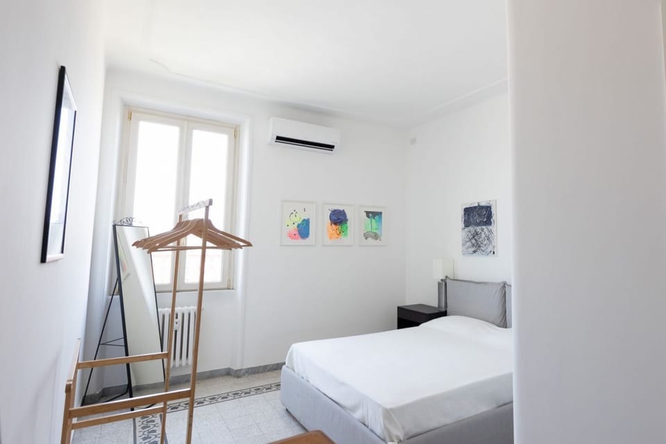 Modern and bright 82-square-meter apartment located on the fifth floor of a building with an elevator (NOT suitable for people with disabilities; there are a few steps to access it). The property is situated in Rome's Ostiense district, in the vicinity o Apartment in Rome