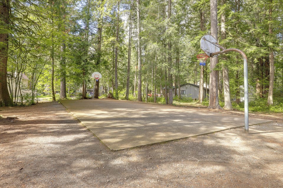 Hike, Ski & Soak! Mt. Hood Getaway w/ Hot Tub Cottage in Mount Hood Village