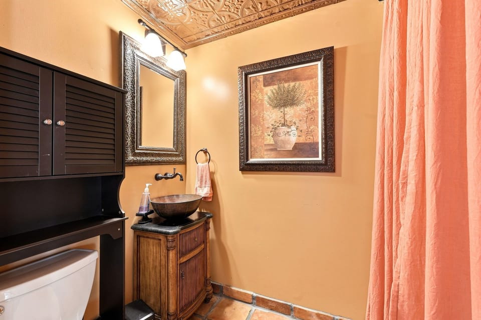 bathroom 1 - top level