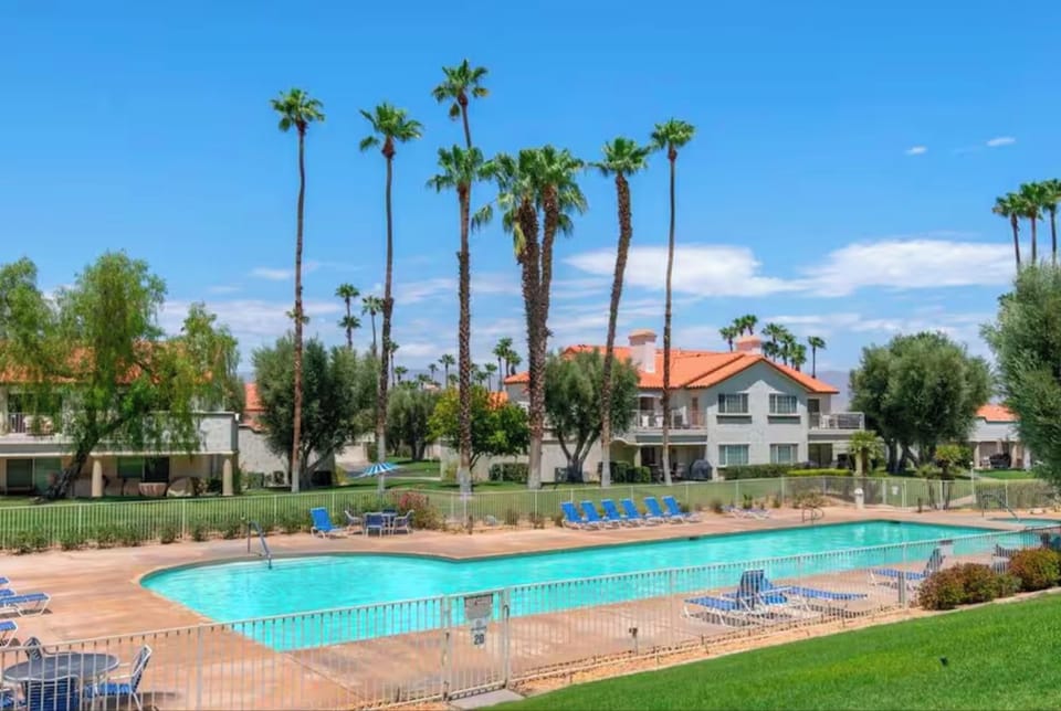 Desert Falls Country Club Villa - Remodeled 2BR- Golf, Pickleball, Tennis & Pool House in Palm Desert