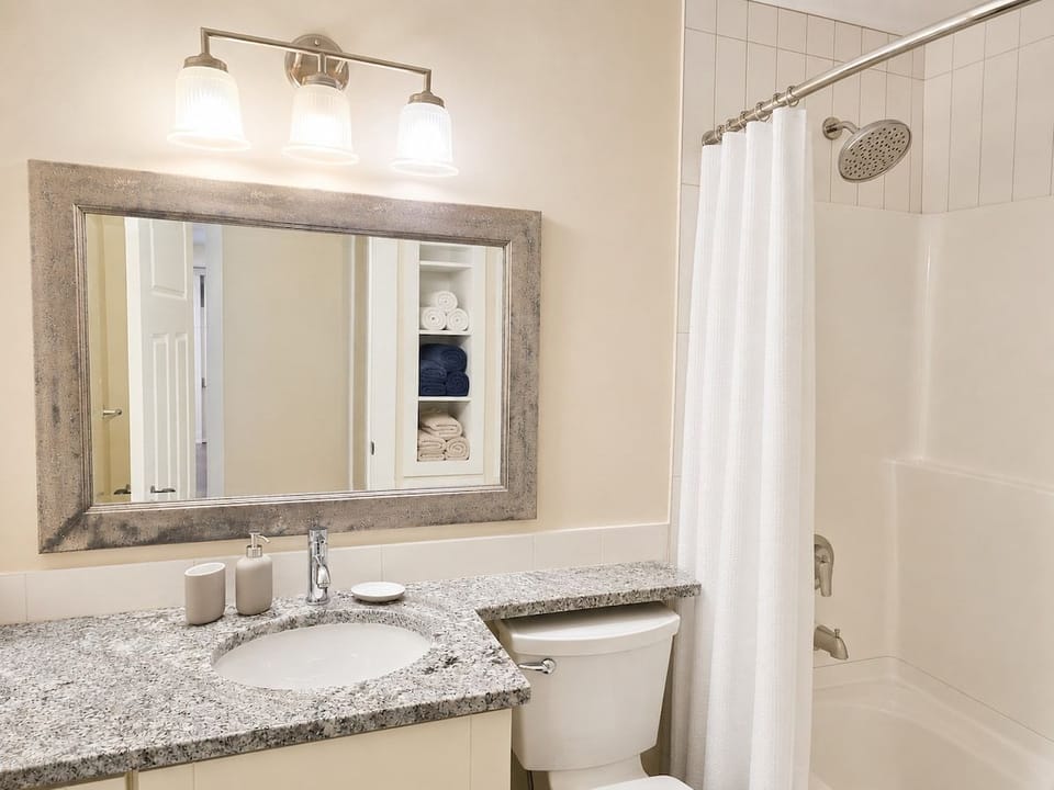 The Maris l Lower Lonsdale Suite l Central & Cozy House in North Vancouver