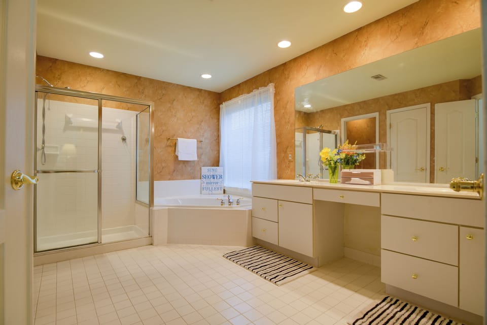 En-Suite Bathroom | Upper Level