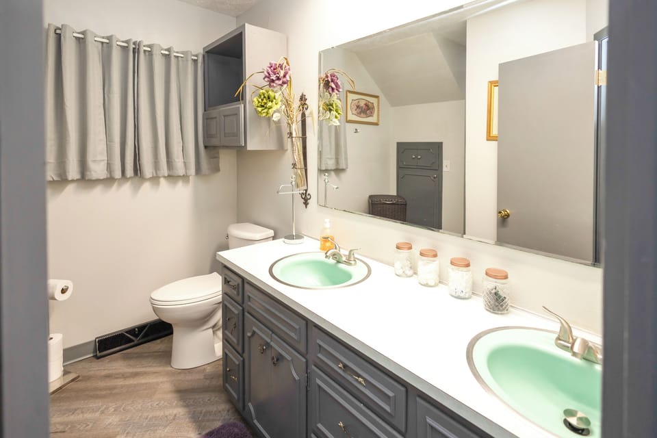 Full Bathroom | Towels & Linens Provided