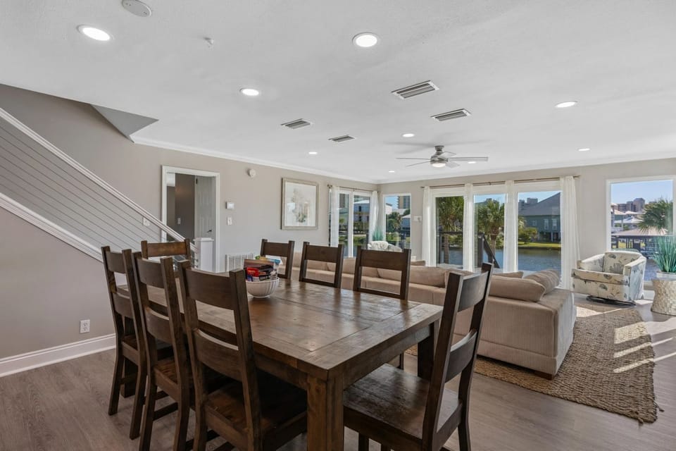 Laguna Vista Dining Table Seats 8