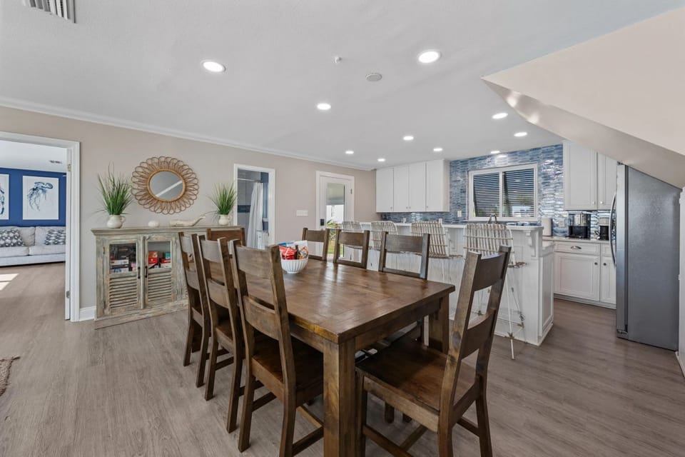Laguna Vista Dining Table Seats 8