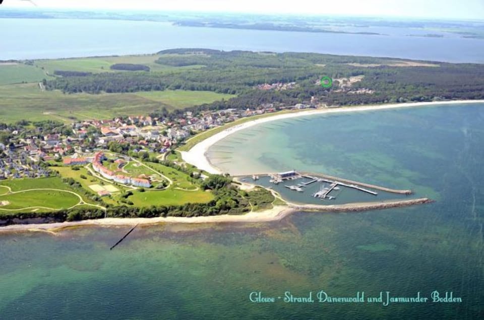 Vacation home with a fireplace and sauna, about 400 meters from the sandy beach; pets welcome House in Glowe