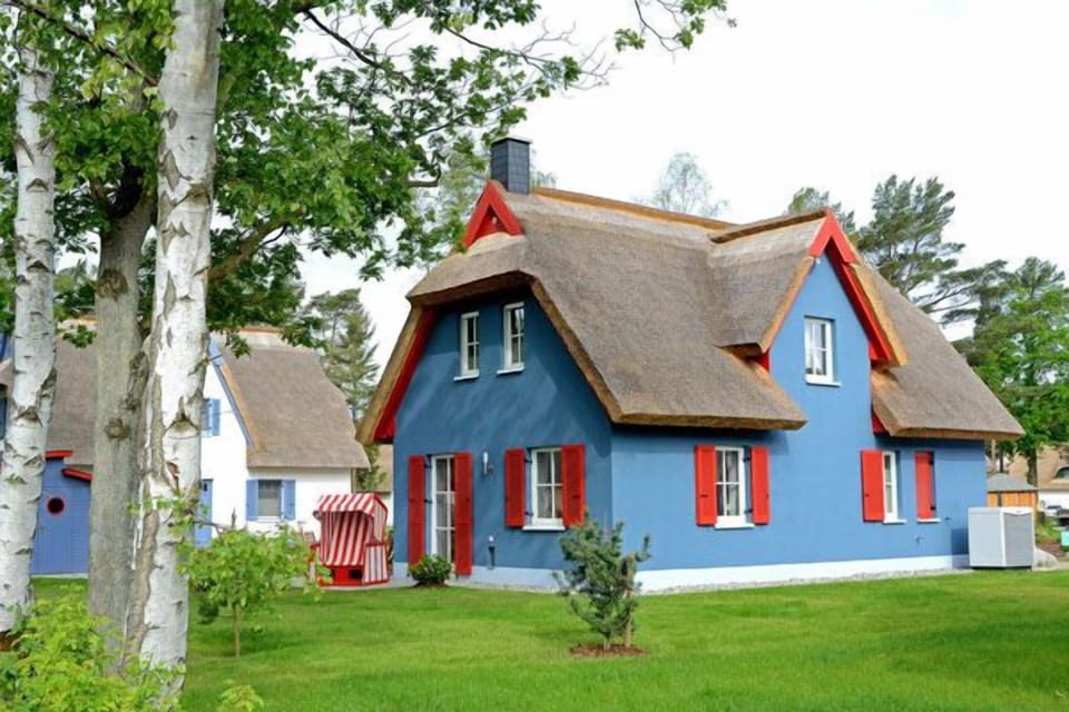 Vacation home with a fireplace and sauna, about 400 meters from the sandy beach; pets welcome House in Glowe