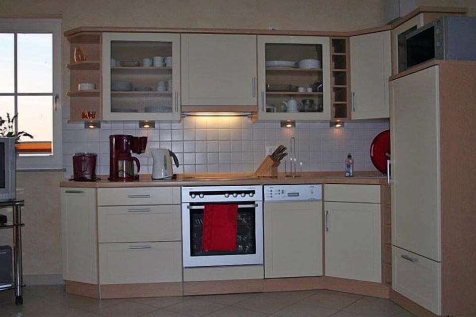 Right on the sandy Baltic Sea beach with a view of the sea!, Wi-Fi, washing machine, accommodates up to 3 people Apartment in Glowe