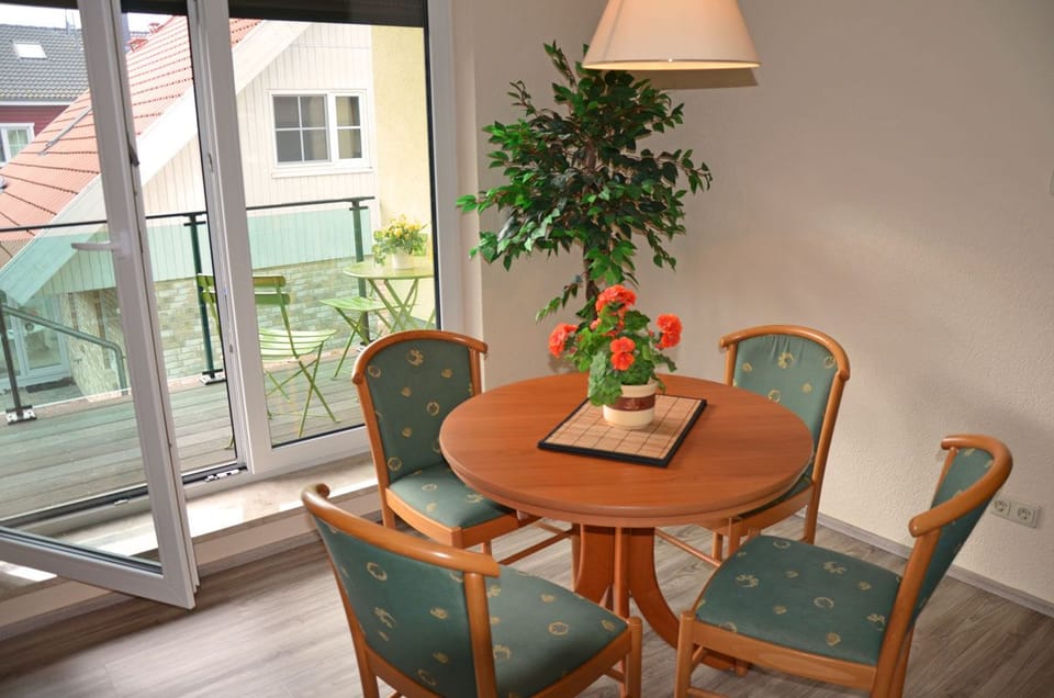 Only 800 meters from the sandy Baltic Sea beach, Wi-Fi available, balcony with patio furniture Apartment in Glowe