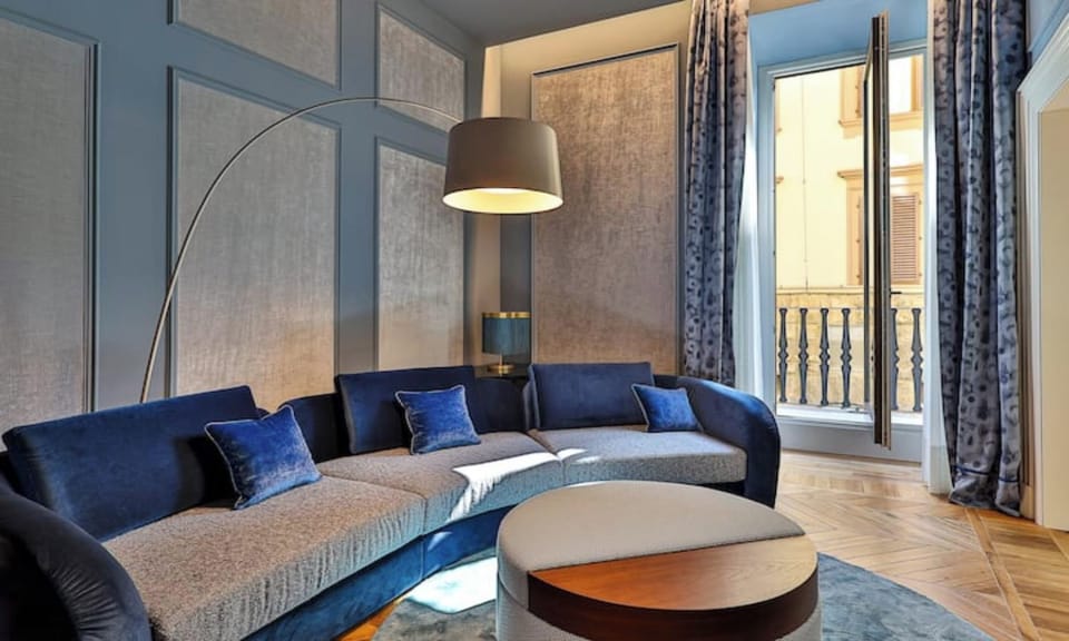ELEGANT FLORENCE RETREAT WITH PRIVATE BALCONY & PIAZZA VIEWS Apartment in Florence