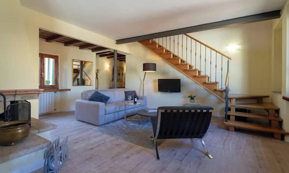 FLORENCE DUPLEX RETREAT WITH ICONIC DUOMO & BELL TOWER VIEWS Apartment in Florence