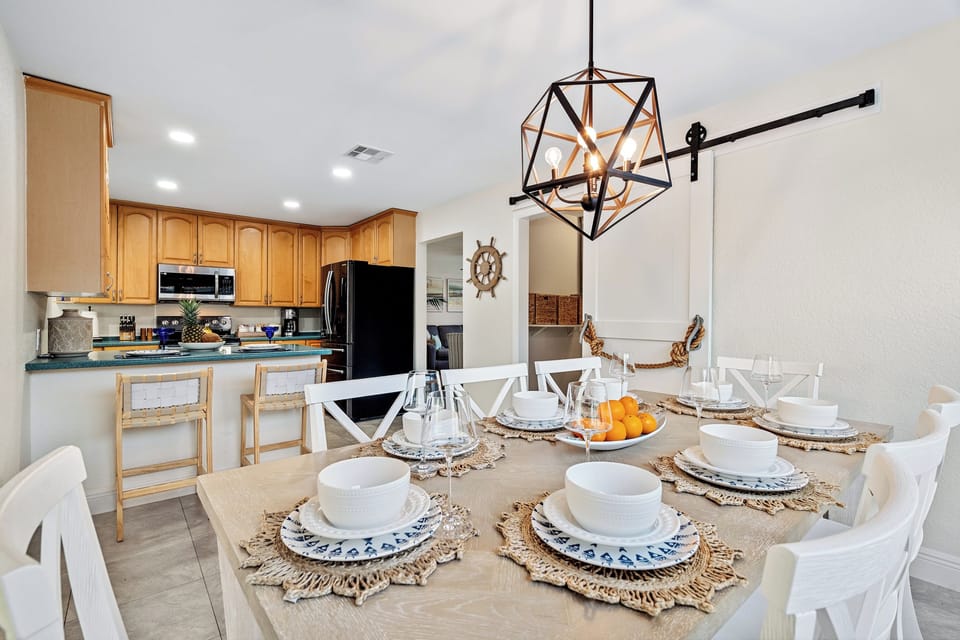 Stylish dining for 6 with a bright kitchen, bar seating, and coastal charm