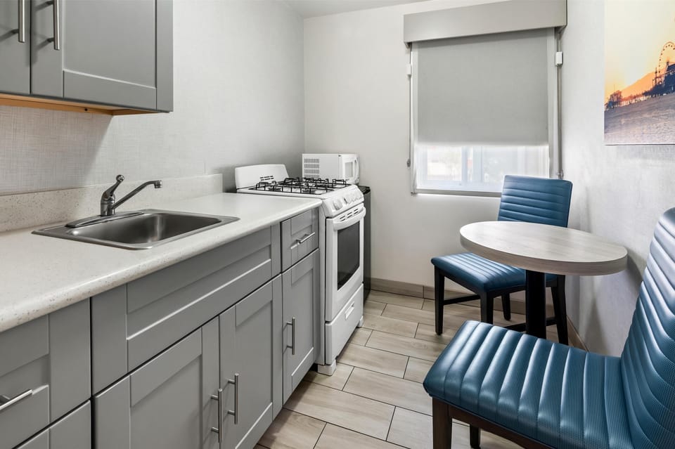 Standard Room, 1 King Bed, Kitchenette, Courtyard Area | Room amenity