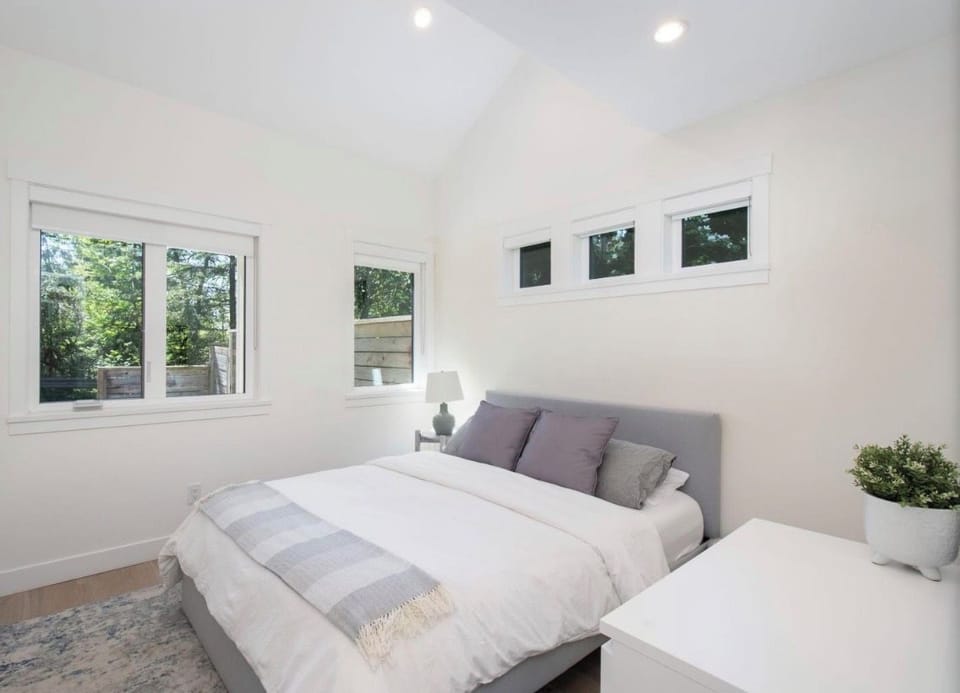 2-bedroom coach house in welcoming North Vancouver with AC House in North Vancouver