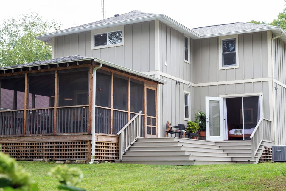 Charming Saugatuck retreat less than a mile from downtown with nature preserve views. House in Saugatuck