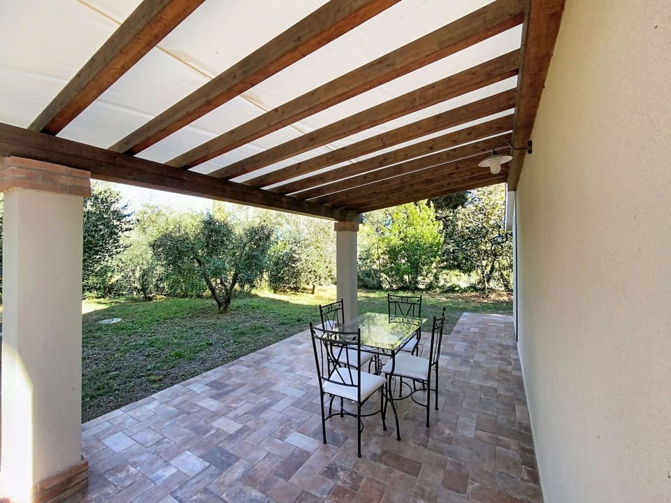 Wood, Ceiling, Flooring, Floor, Furniture, Shade, Beam, Outdoor Furniture, Outdoor Structure, Column