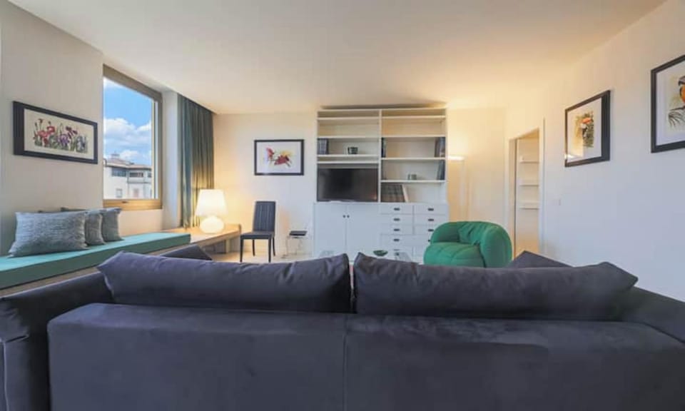 VASARI LUXURY – SOPHISTICATED FLORENCE HOME WITH RIVER VIEWS Apartment in Florence