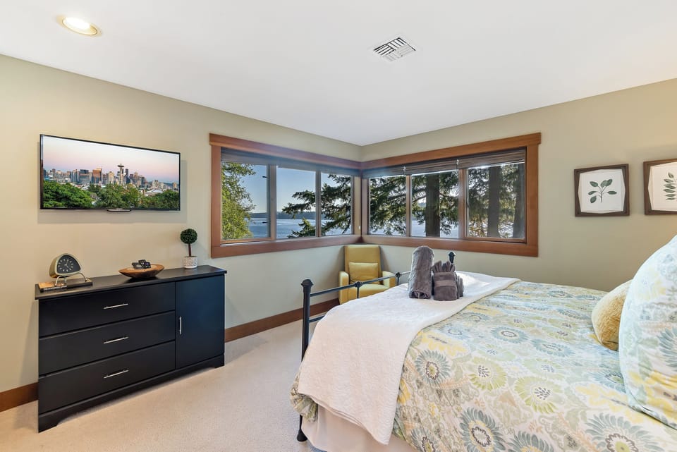 Bainbridge Escape~Waterfront~Chef’s Kitchen House in Suquamish