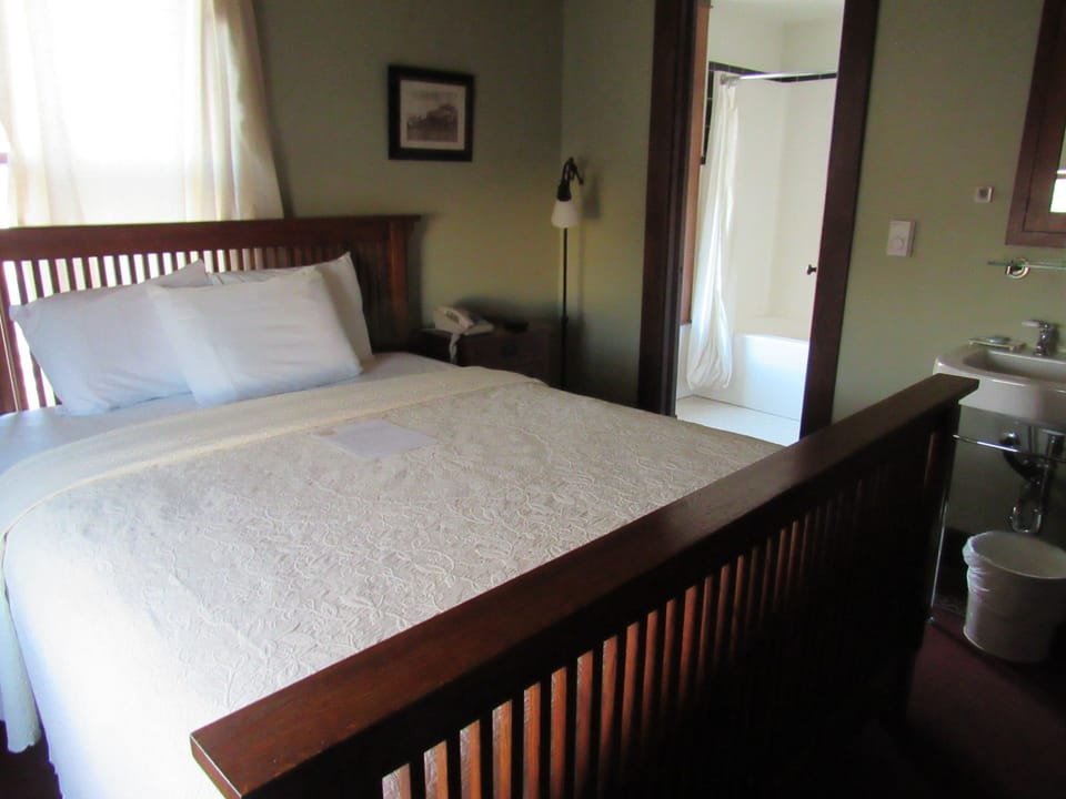 Premium bedding, rollaway beds (surcharge), WiFi (free), bed sheets