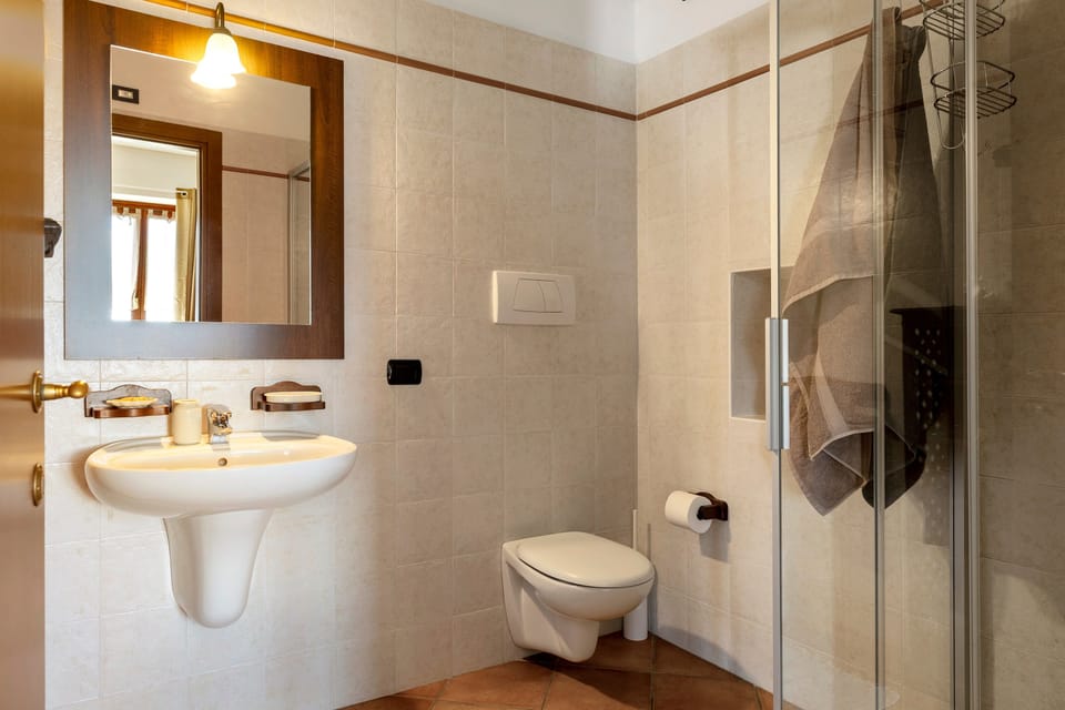 Room '8 - Economy Ampia' with Shared Pool, Wi-Fi and Air Conditioning Apartment in Lake Garda