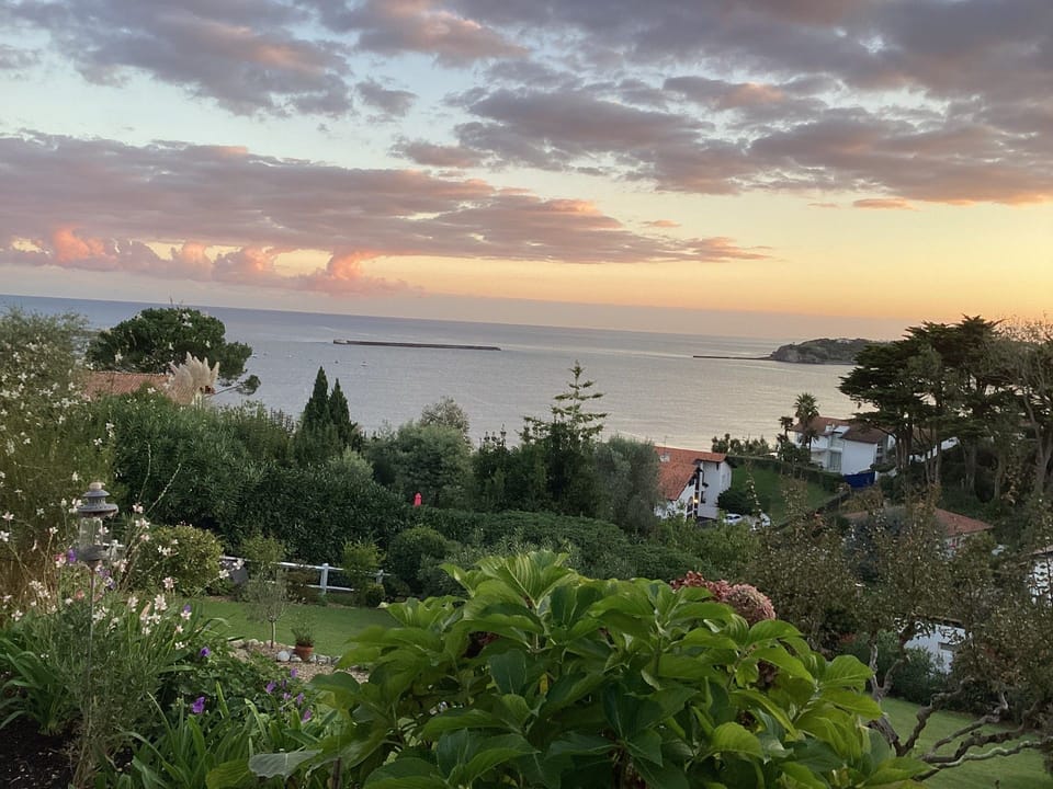 L'Annexe – Bed and Breakfast with a View of the Bay of Saint-Jean-de-Luz Bed and Breakfast in Ciboure