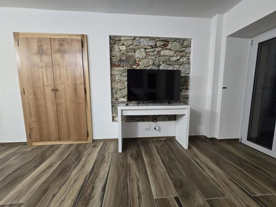 Double Room, Balcony, Mountain View | Interior
