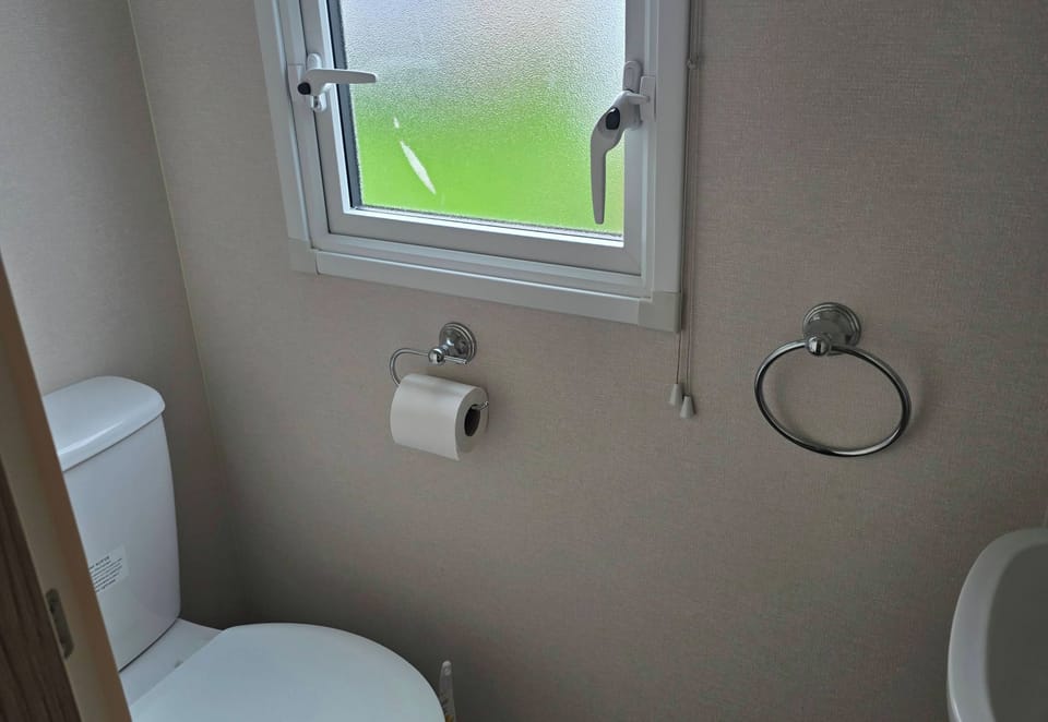 3 Bed Caravan - Free Parking & Pet-friendly Cabin in Wyre District