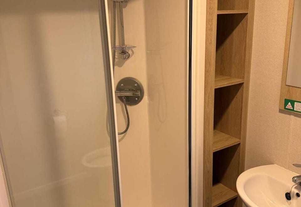 3 Bed Caravan - Free Parking & Pet-friendly Cabin in Wyre District