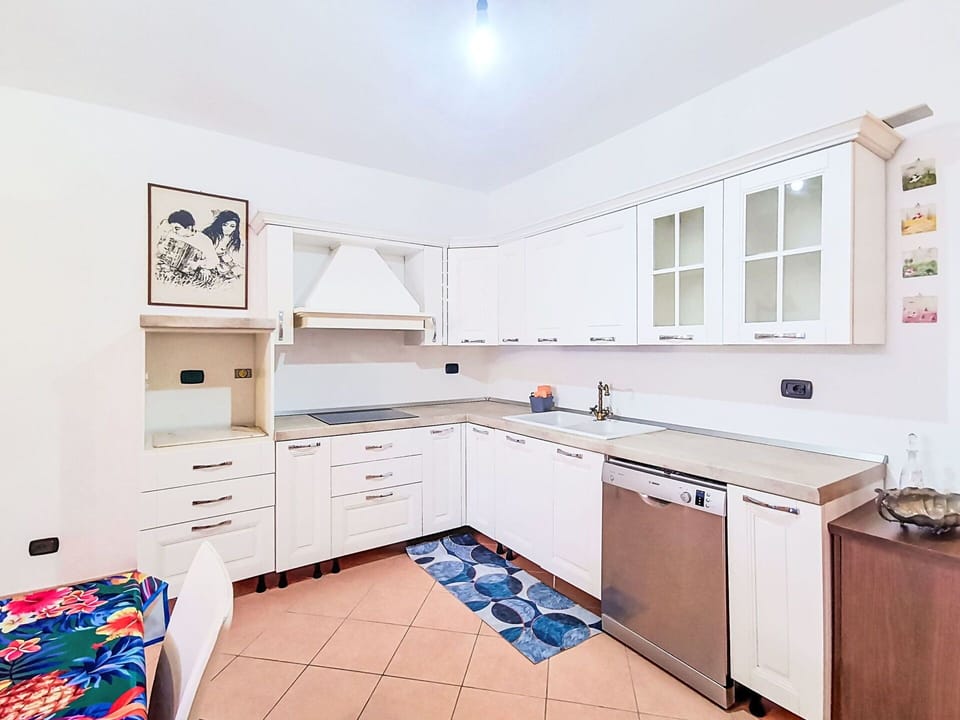 Kitchen, Kitchen Appliance, Major Appliance, Countertop, Flooring, Interior Design, Cabinetry, Floor, Furniture, Room
