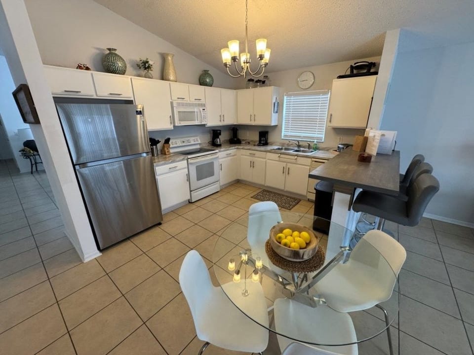 House, 4 Bedrooms | Private kitchen