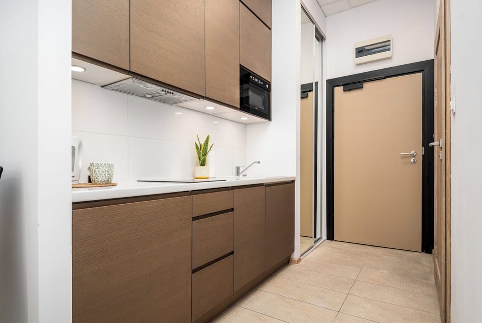 Apartament (208) | Private kitchen | Fridge, stovetop, electric kettle, cookware/dishes/utensils