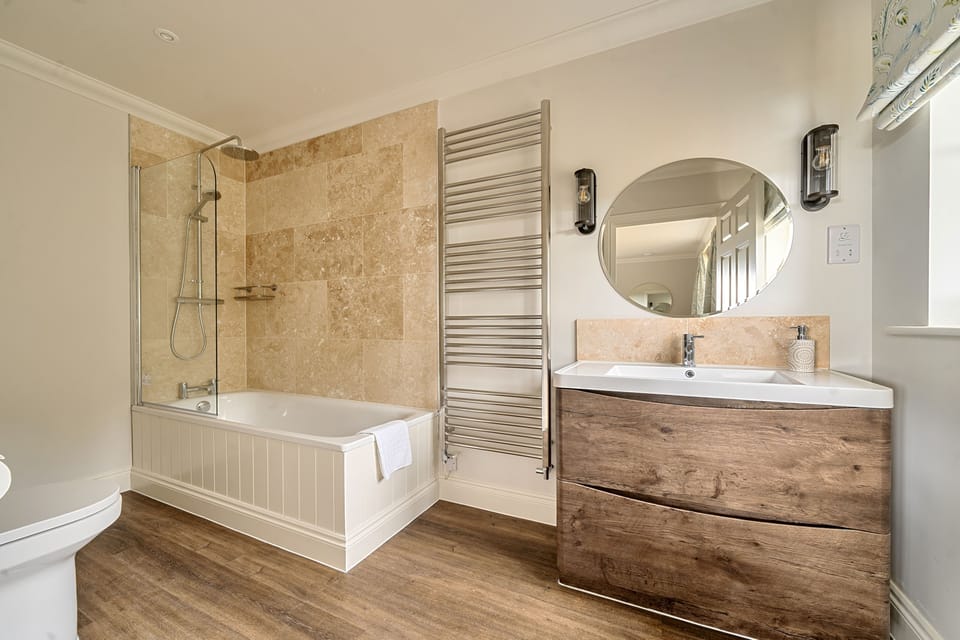 Summerfield House, Bulbarrow: The en-suite for bedroom one