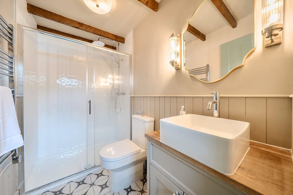 Oakwood Cottage, Hamptworth: The shower room