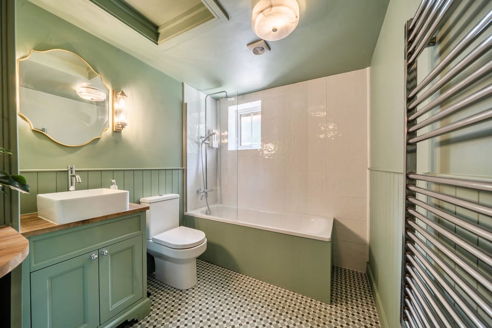 Willow Brook, Hamptworth: The bathroom with shower