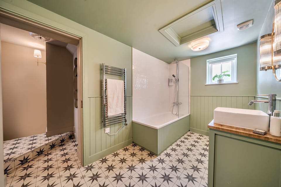 Foxglove Cottage, Hamptworth: The bath has a shower above