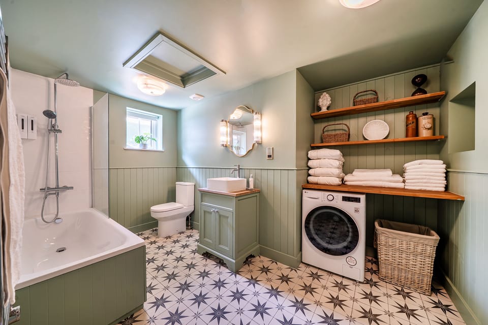 Foxglove Cottage, Hamptworth: The bathroom with laundry area