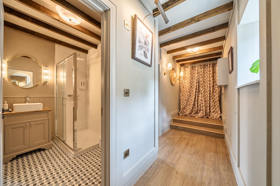 Fern Cottage, Hamptworth: The main shower room