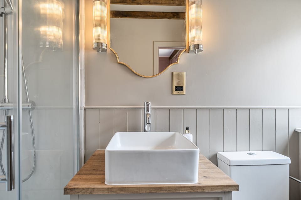 Fern Cottage, Hamptworth: The en-suite shower room