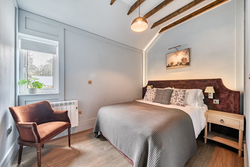 The Dales Cottage, Hamptworth: The principal bedroom