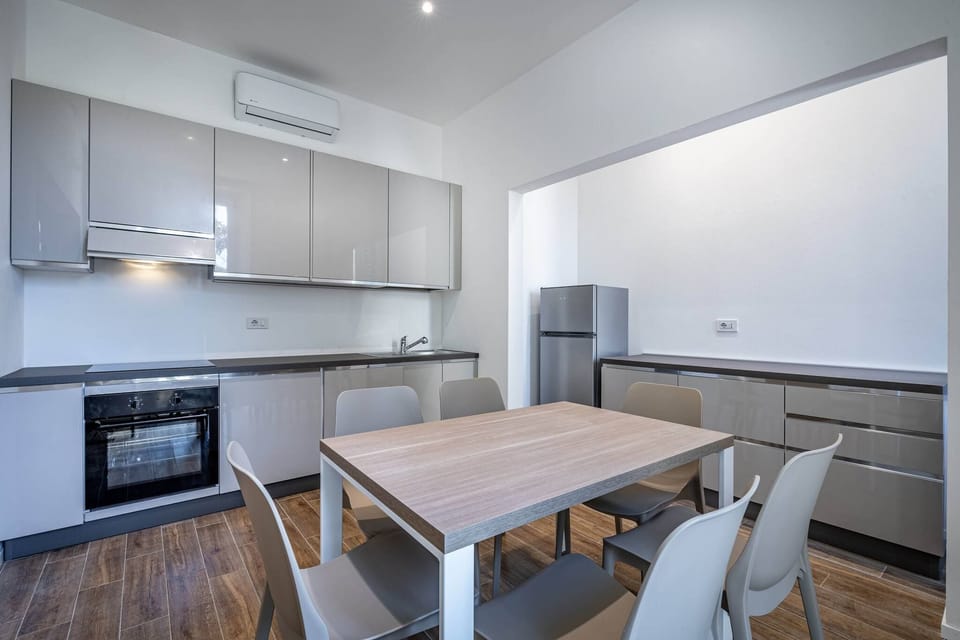 Coffee/tea maker, microwave, oven, dining table