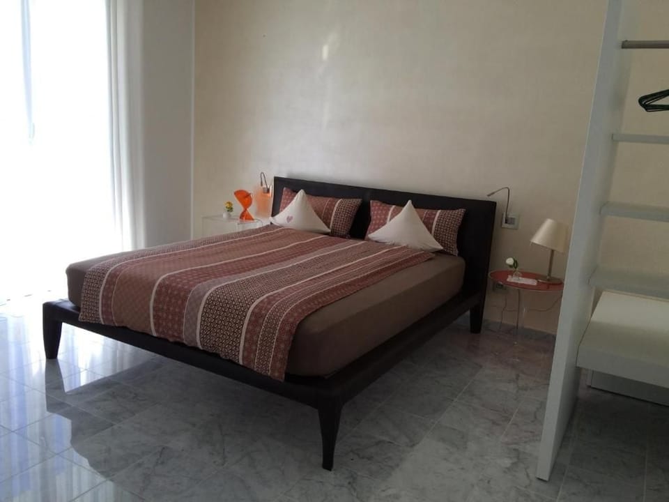 In-room safe, desk, soundproofing, WiFi (free)