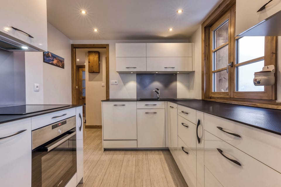 Kitchen area with full size appliances. Note that there is no microwave.