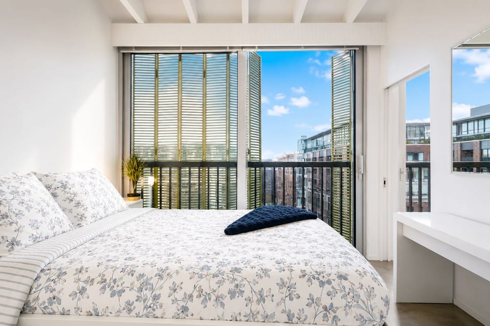 Bright, Modern, Stylish, Fully equipped Corner Suite in Downtown Vancouver Apartment in Vancouver