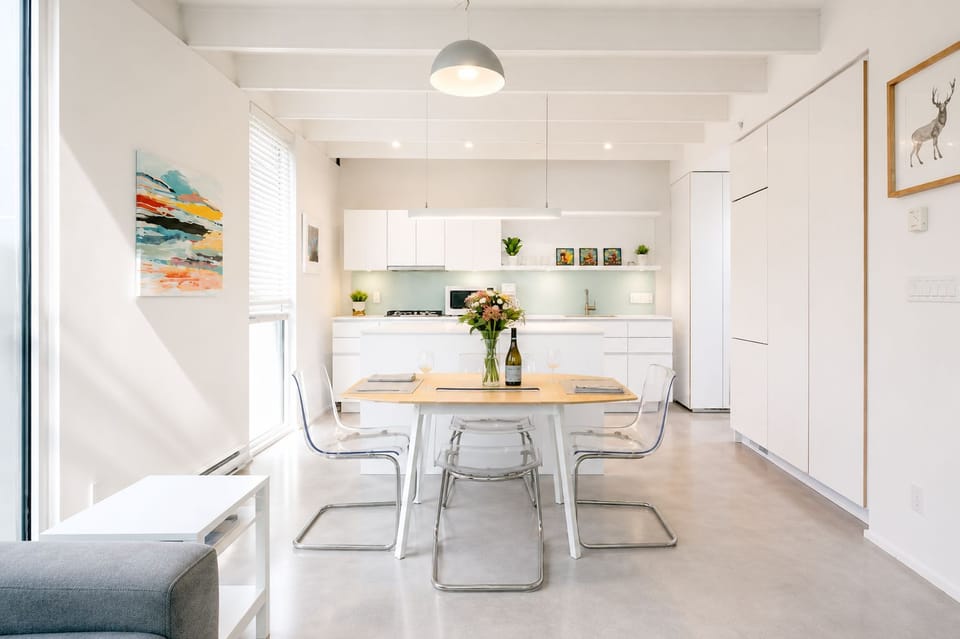 Bright, Modern, Stylish, Fully equipped Corner Suite in Downtown Vancouver Apartment in Vancouver