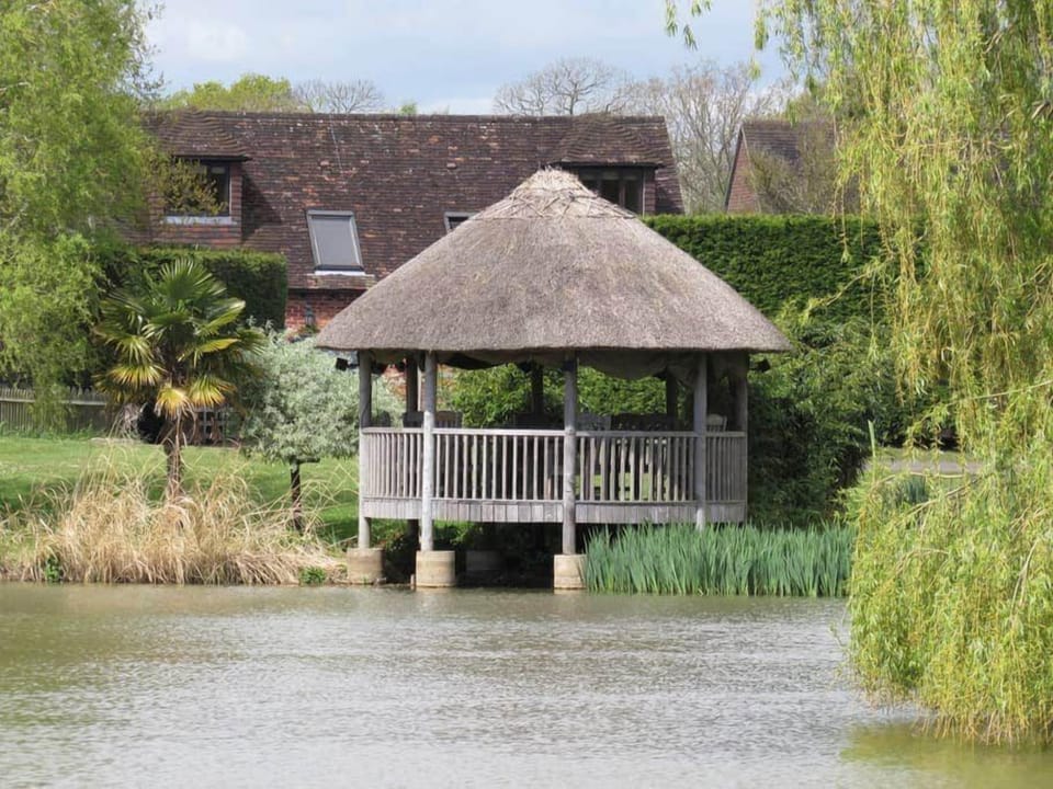 The lake with Cottage and Chalets