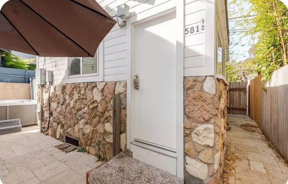 Cozy 1-bedroom bungalow in Venice Hot Tub + short walk to the beach! House in Venice Beach
