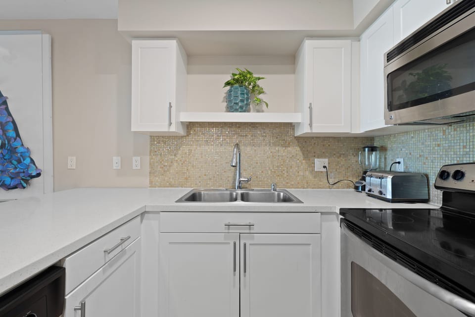 Del Mar Direct access to the main channel Water View, Pool, jacuzzi and Gym Apartment in Marina del Rey