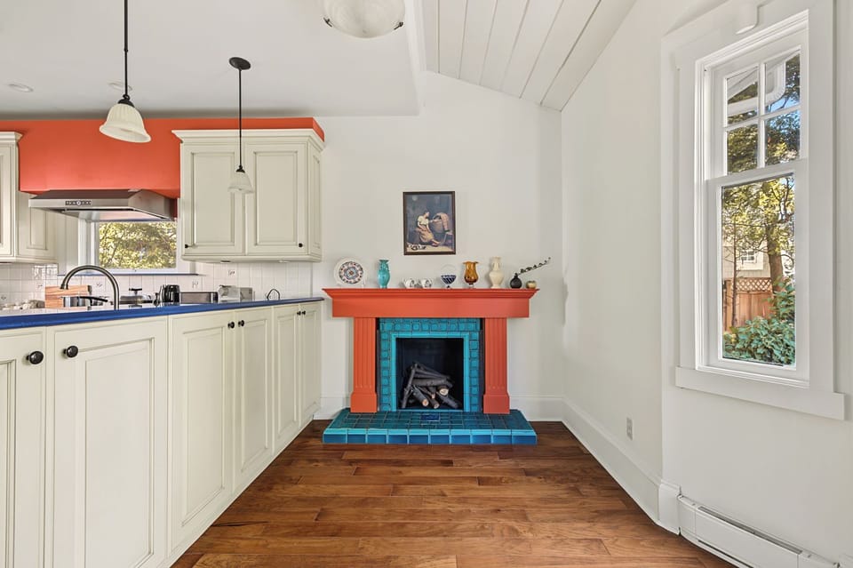 Full-size fridge, microwave, oven, stovetop